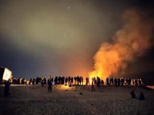 Markéta Irglová Instagram - A beautiful night in Iceland, people come together ✨ Happy New Year everyone 🥳
