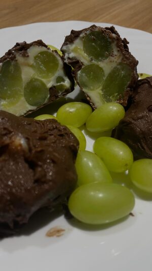 Markinhos Instagram - / O DOCE MAIS FÁCIL E GOSTOSO 🤩 \

INGREDIENTES:

1 lata leite condensado 
3 colheres de leite em pó
1 caixinha de creme de leite
Meia colher de manteiga
200g de chocolate 
1 caixa de uva verde sem caroço

Preparo:
Mistura o leite moça/em pó, creme de leite e a manteiga
Fogo baixo até ficar semelhante a um brigadeiro.
Retire e adicione a uva. 
Retire em pedaços e leve ao freezer por 25m
.
.
Derrete o chocolate (microondas ou banho maria)
Cubra as uvas recheadas após 25 minutos de freezer e retorne ao freezer por mais 20 minutos.

Seja feliz! ❤️ se gostou comenta aqui embaixo.