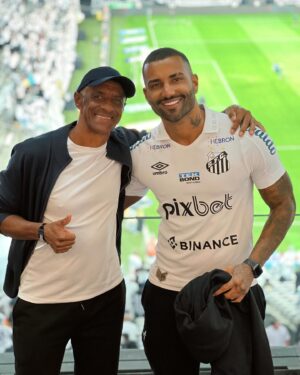 Markinhos Instagram - *CARTA ABERTA*

Meu pai, Que não me deu tudo, mas me deu tudo que pôde. 

Nenhuma data especial mas ontem passou um filme na cabeça. Lembro bem, lá pros meus 8 anos de idade, quando o senhor trocava 2 latas de Nescau por ingressos, porque não era sempre que sobrava dinheiro pra esses eventos, as vendas abriam 12h e 12h o senhor estava lá no horário do seu almoço, pra não correr o risco de perder promoção. Lembro que chegávamos 3 horas antes do jogo começar, com chuva ou sol, pq o ingresso era em uma parte ruim e precisávamos ser um dos primeiros da fila pra pegar o lugar menos pior. 
A volta pra casa era complicada, as vezes ensopados, ônibus super lotados mas felizes por conseguir ver o peixão. 

E hoje pude proporcionar algo que nem nos meus melhores sonhos eu conseguiria, estávamos em um dos melhores lugares do estádio, fora de Santos, lugar reservado e com atendimento individual. Ver o senhor pegando o celular e gravando cada detalhe, comendo a vontade e exalando felicidade me deixou com o coração quente. Não é nem 1% do que já fez por mim e pelo caráter que forjou em mim. Porem, se depender do meu esforço (e não só do nosso time que tá difícil) Assistiremos a final de uma libertadores em outro país e quem sabe de um mundial.

E por fim, desejo para todos os pais e filhos a mesma cumplicidade que sempre tivemos, sem tirar nem por.
Te amo pretão e obrigado por tudo.