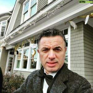 Marko Caka Instagram - Më në fund ju rikthyem punës pas 5 muajsh grevë.🎬🎥
Një këshillë për ata që "e duan" dhe  si e konceptojnë punën. 
Cfarë do llojë punë të ndershmë gjithmonë ekzpozoje sepse me anë të saj motivon të tjerët. Mos dëgjo të tjerët  kur thonë "Lëre punën të flasë vetë". Puna nuk flet por shikohet. Por ata që e duan që të flasë e kanë më të lehtë se mbyllin veshët edhe atëherë kur u thërret. Prandaj nuk duan  ta shohin se i verbon, për të mos thënë i tmerron në "rehatinë" e tyre. Prandaj këta pëlqejnë dhe komplimentojnë kur dikush është me  pushime pas luksit  sepse ky është modeli i njeriut që ju përshtatet duke mos punuar.
Kaq për sot se po na thërret puna tjetër🏃‍♂️