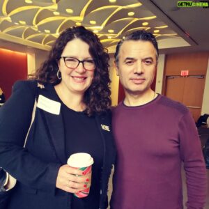 Marko Caka Instagram - Kur dëgjon më të mirët qëllimi është të mësosh sekretin e suksesit të tyre✍️

Me Jonathan Lemire, White House correspondent for Politico e TV host for morning news MSNBC.
Me Molly Jong Fast, Special reporter for  Vanity Fair 
Michael Caderon, Editor of Vanity Fair and reporter for HuffPost  NY Observer, Politico.
Brigid Bergin Citi Hall radio podcast.

Shumë shpejt  kohën  time të lirë do ta shfrytëzoj duke ju kthyer  pasionit tim të vjetër të gazetarisë me bashkëbisedim të drejtpërdrejtë (live) me opinionet mbi aktualitetin tonë të përditshëm që na rrethon.🎤📝👨‍💻