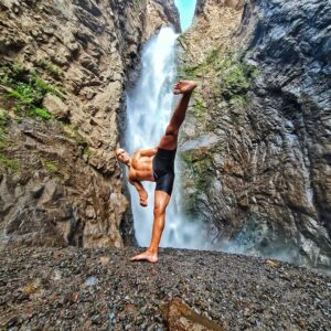 Marko Zaror Instagram - Este magico lugar está a punto de desaparecer por un negocio energético #altomaipo que cortara toda el agua y secara toda la zona. La gente a luchado con sangre, pero nada al parecer a podido con este siniestro proyecto que avanza todo los días. Que pena que nuestro país sea gobernado por personas sin conciencia, sin criterio. Solo queda que una vez más el pueblo se una y logre detener este terrible desastre que afectará no sólo al cajón, sino que a todos. "YO Soy TU" gracias @pangalandrade por compartir tu historia y mostrarnos este tremendo lugar. @alienncat 
#noaltomaipo #altomaipoxsobrelaley
#despiertachile
Deja tu mensaje en señal de apoyo.
#elpuñodelcondor