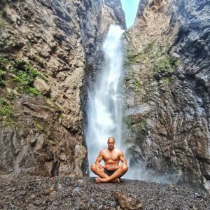 Marko Zaror Instagram - Este magico lugar está a punto de desaparecer por un negocio energético #altomaipo que cortara toda el agua y secara toda la zona. La gente a luchado con sangre, pero nada al parecer a podido con este siniestro proyecto que avanza todo los días. Que pena que nuestro país sea gobernado por personas sin conciencia, sin criterio. Solo queda que una vez más el pueblo se una y logre detener este terrible desastre que afectará no sólo al cajón, sino que a todos. "YO Soy TU" gracias @pangalandrade por compartir tu historia y mostrarnos este tremendo lugar. @alienncat 
#noaltomaipo #altomaipoxsobrelaley
#despiertachile
Deja tu mensaje en señal de apoyo.
#elpuñodelcondor