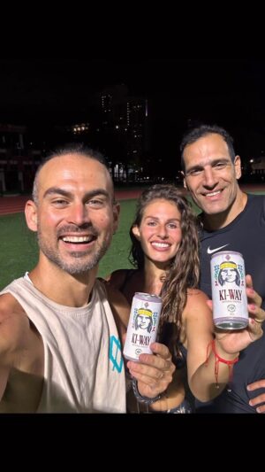 Marko Zaror Instagram - La vida está siendo muy generosa conmigo y juntándome con todas aquellas personas que he admirado hace años. No tengo una explicación lógica, tampoco la necesito. 
El Marko zaror @markozaror a llevado una vida de disciplina y crecimiento profunda que traspasa lo físico. Rozando lo místico, al igual que nosotros se admira de la magia de la vida y sus “coincidencias”. Se entrega con todas sus fuerzas a su presente de manera tan poderosa que puedes verlo volar en el aire como un torbellino y caer afilado para seguir el flow.
Junto a la @kirahuberman siempre nos hemos declarados unos eternos alumnos. @flowback_fitness lo vamos llenando de movimientos y experiencias que vamos guardando en nuestra piel, sacando lo mejor que podemos para nuestros alumnos.
.
Prueben Kiway una bebida en base a maqui que es excelente para acompañar tu entrenamiento @kiway_ @kiwaynaturalenergy 
.
@flowback_fitness despertar el alma a través del movimiento 🐒❤️‍🔥
.
#entrenamiento #entrenamientofuncional #patadas #kicks #pesocorporal #movimientoanimal #kicks #animalflow #fluir #gymnastic #gimnasia #movimiento #gymmotivation #miamitrainer #miamiworkout #miamifilm