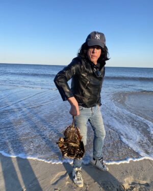 Marky Ramone Instagram - My new friend. Long Island, #Quogue . Marky Mondays 🥁#alien 🛸#tripp