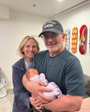 Marlee Matlin Instagram - Brooklyn’s Papa and Nana! 🩷🩷🩷🤟🏼🤟🏼🤟🏼 #brooklynrose 🌹