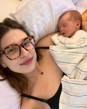 Marlee Matlin Instagram - How lucky am I to call them my daughter AND granddaughter? So blessed. @sarahgrandalski #brooklynrose #motherdaughterlove #familyiseverything 🤟🏼🤟🏼🩷🩷 @sarahgrandalski