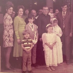 Marlene Maseda Instagram - Mi gente linda!!! De la mano con la emoción, estoy embarcándome en un viaje nostálgico por los recuerdos de mi infancia. En cada callejón y rincón, hay un pedacito de mi historia que quiero compartir contigo. 💫🏡 Desde juegos en la playa con mi postura de heroína🦸‍♀️ hasta risas en la esquina de la calle, quiero tejer los hilos de esos momentos que nos moldearon.

Este es más que un simple recuerdo; es una invitación a sumergirnos juntos en la magia de lo que fuimos, celebrar quiénes somos ahora y construir puentes hacia el futuro. Porque es mejor abrazar lo bueno porque los desafíos existen para todos los seres humanos y en nosotros está cambiar de perspectiva. 

¿Recuerdas esos días llenos de risas y sueños? ¡Es hora de desempolvarlos y crear nuevos capítulos que añadir a nuestra historia compartida! 🌟✨

 ¿Te unes a mí en este paseo por el carril de los recuerdos? 💖🚀 

Cuéntame ¿Qué recuerdas de tu infancia?