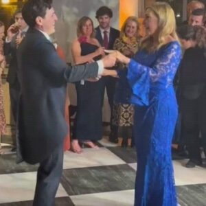 Marlene Maseda Instagram - Entrada de los novios y toda la corte nupcial. Un enorme privilegio compartir con todos en este momento tan especial para mi hijo Tortu @carlos.j.mata y mi hija Cristina @cristina_segovia. Dios los bendiga