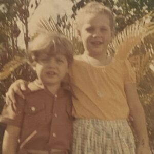 Marlene Maseda Instagram - Mi gente linda!!! De la mano con la emoción, estoy embarcándome en un viaje nostálgico por los recuerdos de mi infancia. En cada callejón y rincón, hay un pedacito de mi historia que quiero compartir contigo. 💫🏡 Desde juegos en la playa con mi postura de heroína🦸‍♀️ hasta risas en la esquina de la calle, quiero tejer los hilos de esos momentos que nos moldearon.

Este es más que un simple recuerdo; es una invitación a sumergirnos juntos en la magia de lo que fuimos, celebrar quiénes somos ahora y construir puentes hacia el futuro. Porque es mejor abrazar lo bueno porque los desafíos existen para todos los seres humanos y en nosotros está cambiar de perspectiva. 

¿Recuerdas esos días llenos de risas y sueños? ¡Es hora de desempolvarlos y crear nuevos capítulos que añadir a nuestra historia compartida! 🌟✨

 ¿Te unes a mí en este paseo por el carril de los recuerdos? 💖🚀 

Cuéntame ¿Qué recuerdas de tu infancia?