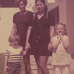 Marlene Maseda Instagram - Mi gente linda!!! De la mano con la emoción, estoy embarcándome en un viaje nostálgico por los recuerdos de mi infancia. En cada callejón y rincón, hay un pedacito de mi historia que quiero compartir contigo. 💫🏡 Desde juegos en la playa con mi postura de heroína🦸‍♀️ hasta risas en la esquina de la calle, quiero tejer los hilos de esos momentos que nos moldearon.

Este es más que un simple recuerdo; es una invitación a sumergirnos juntos en la magia de lo que fuimos, celebrar quiénes somos ahora y construir puentes hacia el futuro. Porque es mejor abrazar lo bueno porque los desafíos existen para todos los seres humanos y en nosotros está cambiar de perspectiva. 

¿Recuerdas esos días llenos de risas y sueños? ¡Es hora de desempolvarlos y crear nuevos capítulos que añadir a nuestra historia compartida! 🌟✨

 ¿Te unes a mí en este paseo por el carril de los recuerdos? 💖🚀 

Cuéntame ¿Qué recuerdas de tu infancia?