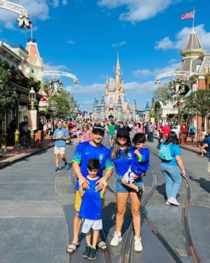 Marlon Moraes Instagram - Fim de Semana incrível na Disney 🌎 🙏🏻 
Tratamento Vip para quem procura as Férias perfeitas sem preocupação! Serviço Top e Diferenciado da @starsvacationhomes 
Tudo Perfeito 
#orlando #disneyworld