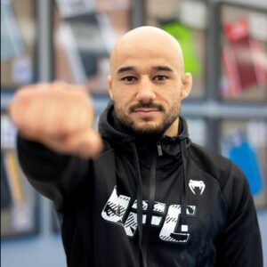 Marlon Moraes Instagram - Pronto!! Bom demais esbarrar com nosso campeão @gloverteixeira 🇧🇷🔥