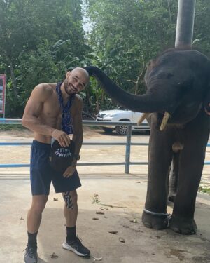 Marlon Moraes Instagram - Essa energia da Tailândia e incrível! Um Bj do elefante não podia faltar 
Amazing Energy from Thailand!!! Big kiss 😘 from Elephant 
see you soon!!! i have to take care some Business 👊🏻🇹🇭🏆 #backtothetop