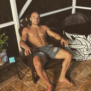 Marlon Moraes Instagram - Fim de Semana 🙏🏻
Recarregar as Energias 
🔋 🔋🔋
*
*
*
@onlyfans @fusioncbdproducts @homesafe.claims @pandamania_nft