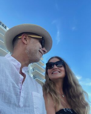 Marlon Moreno Instagram - Si te atrae una mujer por la talla de su pecho, por su cintura o por sus caderas
te  estás equivocando.
Si lo que  más  valoras en ella son los rasgos de su cara, el color de sus ojos,
la longitud de sus piernas o cómo se le ve con minifalda,
te sigues  equivocando .
Una mujer es su actitud, su forma de ser, la forma en que te trata y te mira,
su risa y sus silencios.
Una mujer es su inteligencia, su rebeldía, su entrega, su generosidad,  su capacidad de hacer varias cosas simultáneamente.
Lo mejor de una mujer no es  su cubierta, es lo que  hay dentro:
Su humor, sus ocurrencias, su valentía , su forma de pensar!
Un hombre de verdad, un hombre inteligente, se enamora de lo que otros ni se imaginan.
Ese hombre puede ver, lo que otros ni imaginan que exista, y eso amigos, tiene un  premio… se llama FELICIDAD.  Feliz Día Internacional de la Mujer!!!