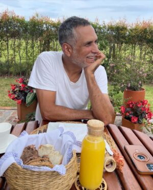 Marlon Moreno Instagram - Feliz cumpleaños amor de mi vida.  Agradezco tu existencia y amo caminar por la vida de tu mano.  Te mereces lo mejor siempre!!!! 🎂🎉🎁❤️