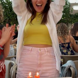Marta Andrino Instagram - 37 já cá cantam e o meu irmão conseguiu pôr um restaurante interior a cantar-me os parabéns 🎈
Tive um dia inesquecível, com Festa pela manhã e direito a ter por perto o Guarda da Bela Vida @frederico_amaral_ 
Depois uma ida ao mar agradecer por este ano, um jantar em família cheio de amor e terminar a noite nos carrosséis mais malucos e na melhor companhia 🎠 

Obrigada obrigada obrigada a todos os amigos que pensaram em mim neste dia de Festa ♥️