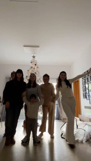 Marta Aragão Pinto Instagram - 1 de Dezembro. 
Dia de fazer a Árvore de Natal.  #celebratinglife