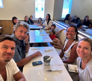 Marta Aragão Pinto Instagram - Enchemos qualquer restaurante.
#celebratinglife