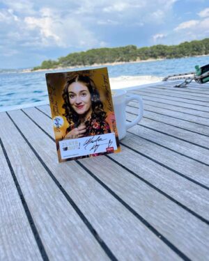 Marta Dancingerová Instagram - Upozornění: Tento příběh není pro slabší povahy, které se dojmou dřív než bys řekla ,,plachta”
Tak tedy: Je to již přes rok, co mám v podstatě osobní maskérku @lenkareihserova . Může za neposedné lokny v Labuti i za aplikaci rafinované gumičky v Kukačkách. 
S Leničkou máme i přes všechny peripetie s pěšinkou uprostřed či špatně protáhlým obočím krásný vztah. A tak se není čemu divit, že když řekla, že odjíždi s rodinou na jachtu a já hned řekla, že bych taky ráda jela, neváhala vyhodit z posádky nejméně oblíbeného člena rodiny a jela jsem já. 
Na fotografiích vidíte report z naší společné plavby.
Chtěla bych jí tímto poděkovat, že za prvé dbala na moji bezpečnost, pravidelné mě mazala opalovacím krémem, nechala mě kormidlovat, vzala mě na večeři, užívaly jsme si kafe na molu, ukázala mně krásné písečné pláže a nakonec jsme si trochu povyrazily s panem Aperolem
Děkuji tedy @lenkareihserova za tuto týdenní plavbu i za tu roční plavbu, protože Zlatá Buď!