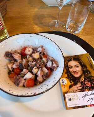 Marta Dancingerová Instagram - Upozornění: Tento příběh není pro slabší povahy, které se dojmou dřív než bys řekla ,,plachta”
Tak tedy: Je to již přes rok, co mám v podstatě osobní maskérku @lenkareihserova . Může za neposedné lokny v Labuti i za aplikaci rafinované gumičky v Kukačkách. 
S Leničkou máme i přes všechny peripetie s pěšinkou uprostřed či špatně protáhlým obočím krásný vztah. A tak se není čemu divit, že když řekla, že odjíždi s rodinou na jachtu a já hned řekla, že bych taky ráda jela, neváhala vyhodit z posádky nejméně oblíbeného člena rodiny a jela jsem já. 
Na fotografiích vidíte report z naší společné plavby.
Chtěla bych jí tímto poděkovat, že za prvé dbala na moji bezpečnost, pravidelné mě mazala opalovacím krémem, nechala mě kormidlovat, vzala mě na večeři, užívaly jsme si kafe na molu, ukázala mně krásné písečné pláže a nakonec jsme si trochu povyrazily s panem Aperolem
Děkuji tedy @lenkareihserova za tuto týdenní plavbu i za tu roční plavbu, protože Zlatá Buď!