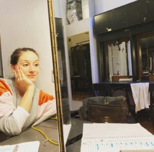 Marta Dancingerová Instagram - Melancholické raní bytí v dámské šatně @cinoherniklub. Herecké šatny...Šminky, parfémy. Zatěžkané trémou. Cinkání ramínek. Setkání. Drby. Útěcha. Úspěch. Výdech a nádech. Nahá těla. Ručníky. Divadelnost. Okamžiky. Před...hlášení. Silonky. Boty. Soustředění. Obruče. Smích. Smích. Hodně radosti. Bezešvé spoďáry. Fotky. Za zavřenýma dveřma. Teplo jako v bříšku. Střeva na pochodu. Těkání. Krémy. Text. Hec. Bolest. Nespravedlnost. Teď a tady. Přátelství. Prosírání. Rady. Únava. Všem z dámských šaten... zdravím! Chybí to!