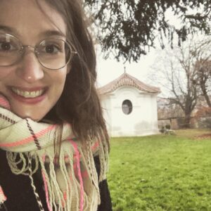 Marta Dancingerová Instagram - V Praze existuje misto podobné zahradě v Alence říši divů! Jednou jsem tam viděla i bílýho králíka. Fakt! #brevnovskyklaster