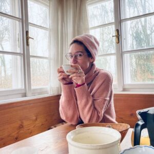 Marta Dancingerová Instagram - Muži foťte svoje ženy, když to neví. Foťte je i když to ví. Ne moc často ať to není otravné, ale hezky ať je to pěkné. Mně takhle občas do zprávy přistane fotka, o které netuším, že existuje a někdy se z ní dozvím, to, na co třeba v zápalu všedního dění není čas. 
#marunapospichal pictures