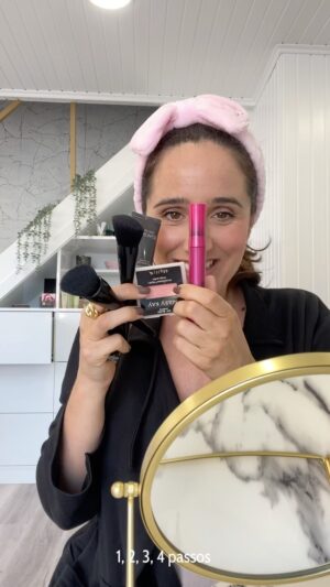 Marta Fernandes Instagram - Armei-me em influencer! Deixo aqui a minha rotina de maquilhagem básica, que me faz sentir mais bonita e cuidada, todos os dias. 
Os produtos são maravilhosos e, por confiar tanto na marca, é que senti vontade de partilhar. 
Por ordem de aplicação:
- Base 3D mate, N150, Mary Kay 
- Blush Shy Blush, Mary Kay
- Máscara de pestanas, Fanorama, Mary Kay
- Baton hidratante, Better than Bare, Mary Kay

#influencermkpt #viveosonho #maquilhagem #cuidado #marykay #marykayportugal