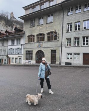 Marta Fernandes Instagram - Já vos disse que sempre desejei ter uma máquina do tempo? Queria poder viajar de década em década. Viver como se viveu por uns dias, e seguir viagem para outra época. Sinto um fascínio pela antiguidade, que só é comparável ao fascínio que sinto por paisagens. Hoje, no último dia do ano de 2023, deixo-vos um bocadinho do período medieval, em retratos de passeios por Payerne e Friburgo. 
Que o vosso ano seja leve, arejado e repleto de beleza.

#travel #traveler #couple #suiça #history #beauty #love #hope