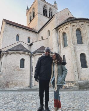 Marta Fernandes Instagram - Já vos disse que sempre desejei ter uma máquina do tempo? Queria poder viajar de década em década. Viver como se viveu por uns dias, e seguir viagem para outra época. Sinto um fascínio pela antiguidade, que só é comparável ao fascínio que sinto por paisagens. Hoje, no último dia do ano de 2023, deixo-vos um bocadinho do período medieval, em retratos de passeios por Payerne e Friburgo. 
Que o vosso ano seja leve, arejado e repleto de beleza.

#travel #traveler #couple #suiça #history #beauty #love #hope