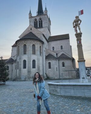 Marta Fernandes Instagram - Já vos disse que sempre desejei ter uma máquina do tempo? Queria poder viajar de década em década. Viver como se viveu por uns dias, e seguir viagem para outra época. Sinto um fascínio pela antiguidade, que só é comparável ao fascínio que sinto por paisagens. Hoje, no último dia do ano de 2023, deixo-vos um bocadinho do período medieval, em retratos de passeios por Payerne e Friburgo. 
Que o vosso ano seja leve, arejado e repleto de beleza.

#travel #traveler #couple #suiça #history #beauty #love #hope
