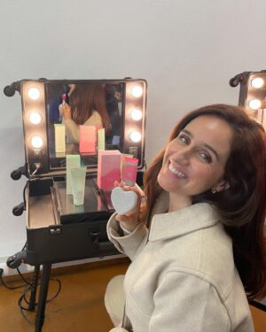 Marta Fernandes Instagram - Aleatórias da semana.
1. eles chamam-me maestrina. eu chamo-me sortuda.
2. sapatos rosa em décor.
3. consultora armada em influencer.
4. #influencermkpt 
5. alunos felizes em palco…
6… professora estafada (mas feliz) em palco.

#atriz #professora #encenadora #consultoradebeleza #influencer #maestrina #ilovemyjobs #ilivemyjobs