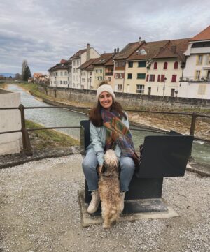 Marta Fernandes Instagram - Hoje demos uma volta por Payerne, uma pequena cidade suiça, onde os patos se divertem a serem levados pela corrente do rio. A limpeza e o silêncio impressionam-me sempre. 

#travel #traveler #suiça #switzerland🇨🇭 #rio #river #winter #couple