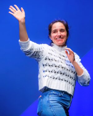 Marta Fernandes Instagram - Aleatórias da semana.
1. eles chamam-me maestrina. eu chamo-me sortuda.
2. sapatos rosa em décor.
3. consultora armada em influencer.
4. #influencermkpt 
5. alunos felizes em palco…
6… professora estafada (mas feliz) em palco.

#atriz #professora #encenadora #consultoradebeleza #influencer #maestrina #ilovemyjobs #ilivemyjobs