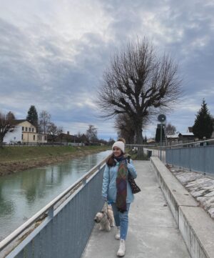 Marta Fernandes Instagram - Hoje demos uma volta por Payerne, uma pequena cidade suiça, onde os patos se divertem a serem levados pela corrente do rio. A limpeza e o silêncio impressionam-me sempre. 

#travel #traveler #suiça #switzerland🇨🇭 #rio #river #winter #couple