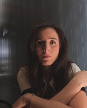 Marta Fernandes Instagram - “Ainda há muito para conquistar, filha.”
A Maria falou-me, logo de manhã, de uma situação que a tem atormentado ultimamente… porque é que as mulheres ganham menos do que os homens, nas suas profissões!? A indignação dela funde-se com a tristeza, e sabê-la consciente dessa realidade magoa-me, mas também me enche de esperança. A Maria sabe o que está certo e o que está errado. Ela aprendeu que a situação das mulheres ainda não é justa, que ainda não conquistámos a equidade pela qual já tantas mulheres se sacrificaram, e que ainda há lutas por travar. Todos os dias. Mas temos que lutar juntas. Temos que ser as primeiras a respeitar-nos, a apoiar-nos, a admirarmo-nos. Não podemos ceder à tentação de estarmos umas contra as outras. Não temos que lutar por sermos mais bonitas, mais inteligentes, mais vistosas, mais carinhosas, mais alegres, mais capazes, mais desejadas, mais nada do que as outras. Porque somos todas únicas, lindas, capazes, poderosas e valiosas. E mais importante do que tudo… não temos que agradar a ninguém! Chega dessa responsabilidade.
Mulheres! Tenhamos coragem e sejamos amáveis! 
#felizdiadamulher