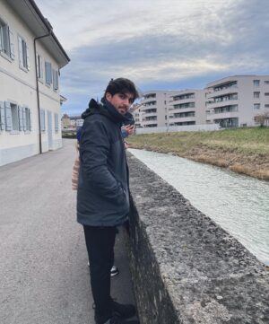 Marta Fernandes Instagram - Hoje demos uma volta por Payerne, uma pequena cidade suiça, onde os patos se divertem a serem levados pela corrente do rio. A limpeza e o silêncio impressionam-me sempre. 

#travel #traveler #suiça #switzerland🇨🇭 #rio #river #winter #couple