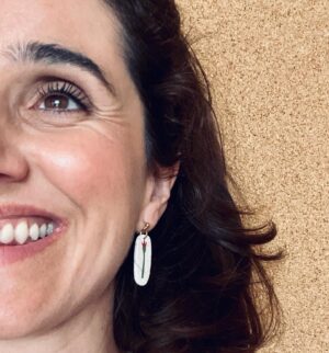 Marta Fernandes Instagram - Hoje é dia de sair à rua e celebrar. É dia de honrar tantos homens e mulheres corajosos e que, com o peito cheio de esperança, entoaram canções e marcharam pacificamente pela liberdade e pelo futuro. Nós somos esse futuro! Nós, os crescidos filhos da revolução. Cabe-nos a nós continuar a garantir que a nossa voz será sempre ouvida, que os  nossos sentimentos e ideias servirão para um bem comum. Que a liberdade de ser é tida em conta, é respeitada e amparada. Cabe-nos a nós garantir que os nossos filhos cresçam num país e num mundo seguros e em que ser-se livre seja sempre respeitar a liberdade do outro. Que as nossas lutas possam sempre ser travadas com amor, flores e canções. E que o medo não nos tolde o pensamento.
#25deabril #25deabrilsempre #liberdade