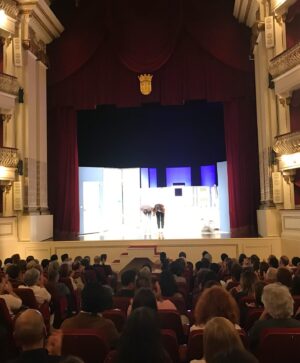 Marta Fernandes Instagram - A noite de ontem foi das que serão para recordar para sempre…
A emoção de ter a casa cheia a aplaudir o nosso esforço é difícil de traduzir por palavras. Digamos que me encheu de vontade de seguir. Para os colegas que, como eu, lutam há décadas para permanecerem criativos e motivados, na ânsia do prazer de subir ao palco, estes momentos são como oxigénio para respirar. Viva o público! Viva o Teatro! Obrigada. Ao público e aos meus colegas. Por serem comparsas, alegres e uns profissionais espetaculares. ❤️

#teatro #enfimnós #palco #act #theatre #comédia #atriz #actress #havecourageandbekind #obrigada #público