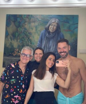 Marta Fernandes Instagram - A noite de ontem foi das que serão para recordar para sempre…
A emoção de ter a casa cheia a aplaudir o nosso esforço é difícil de traduzir por palavras. Digamos que me encheu de vontade de seguir. Para os colegas que, como eu, lutam há décadas para permanecerem criativos e motivados, na ânsia do prazer de subir ao palco, estes momentos são como oxigénio para respirar. Viva o público! Viva o Teatro! Obrigada. Ao público e aos meus colegas. Por serem comparsas, alegres e uns profissionais espetaculares. ❤️

#teatro #enfimnós #palco #act #theatre #comédia #atriz #actress #havecourageandbekind #obrigada #público