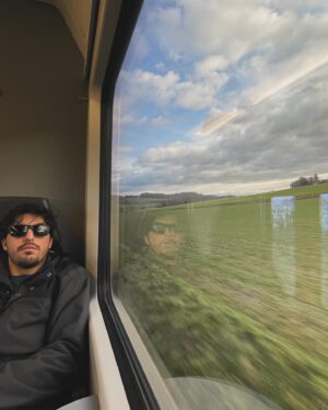 Marta Fernandes Instagram - Já vos disse que sempre desejei ter uma máquina do tempo? Queria poder viajar de década em década. Viver como se viveu por uns dias, e seguir viagem para outra época. Sinto um fascínio pela antiguidade, que só é comparável ao fascínio que sinto por paisagens. Hoje, no último dia do ano de 2023, deixo-vos um bocadinho do período medieval, em retratos de passeios por Payerne e Friburgo. 
Que o vosso ano seja leve, arejado e repleto de beleza.

#travel #traveler #couple #suiça #history #beauty #love #hope