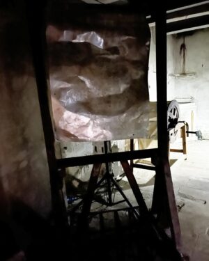 Marta Gastini Instagram - Il palcoscenico, la platea e i sotterranei della Pergola dove si trovano le macchine sceniche (per es quella della pioggia fatta a girandola con dentro i sassolini e quella del fulmine fatta con una lamiera). 
Nei sotterranei si provano ancora degli spettacoli! 🤫
Foto n1 di @manzinifilippo 
#ilfiglio #theson #florianzeller #teatrodellapergola