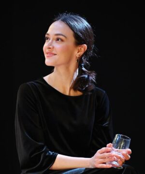 Marta Gastini Instagram - Oggi pomeriggio ci sarà l’ultima replica de “Il Figlio” e oggi si concludono due anni di lavoro intenso, a volte doloroso, ma molto appagante ed emozionante! Due anni di risate, di scoperte, di nuove amicizie, di crescita personale e lavorativa. 
Grazie a @cesarebocci_official @galatearanzi @giuliopranno @_riccardo_floris @manuel.dimartino @paolucci_mario @osix_strings @ninni.ciri @gianfrancoizzolive.it_  @dek_pier compagni di viaggio 
 rari❤️
Grazie al nostro regista @maccarinellip ❣️
Grazie al @teatropariolicostanzo 💓
Grazie a tutti coloro che sono venuti a vederci e si sono emozionati con noi💕
Grazie @silviagavarotti per avermi aiutata a ritrovare la voce🥰
Grazie a Sofia, il mio personaggio, per avermi insegnato a difendere le mie ragioni☀️