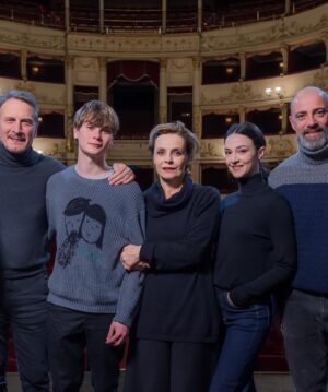 Marta Gastini Instagram - Oggi pomeriggio ci sarà l’ultima replica de “Il Figlio” e oggi si concludono due anni di lavoro intenso, a volte doloroso, ma molto appagante ed emozionante! Due anni di risate, di scoperte, di nuove amicizie, di crescita personale e lavorativa. 
Grazie a @cesarebocci_official @galatearanzi @giuliopranno @_riccardo_floris @manuel.dimartino @paolucci_mario @osix_strings @ninni.ciri @gianfrancoizzolive.it_  @dek_pier compagni di viaggio 
 rari❤️
Grazie al nostro regista @maccarinellip ❣️
Grazie al @teatropariolicostanzo 💓
Grazie a tutti coloro che sono venuti a vederci e si sono emozionati con noi💕
Grazie @silviagavarotti per avermi aiutata a ritrovare la voce🥰
Grazie a Sofia, il mio personaggio, per avermi insegnato a difendere le mie ragioni☀️