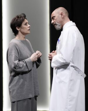Marta Gastini Instagram - Siamo ancora in tournée con “Il Figlio” di Florian Zeller! 
Le prossime date! 🎭 
Figline Valdarno 9 - 10 Marzo @teatrogaribaldifigline 
Genova 22 - 25 Marzo @teatronazionalegenova 
Brescia 26-28 Marzo Teatro Sociale
Roma 3 - 7 Aprile @teatroparioli