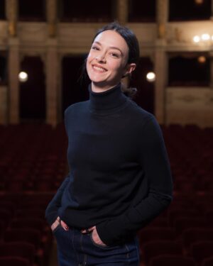 Marta Gastini Instagram - Il palcoscenico, la platea e i sotterranei della Pergola dove si trovano le macchine sceniche (per es quella della pioggia fatta a girandola con dentro i sassolini e quella del fulmine fatta con una lamiera). 
Nei sotterranei si provano ancora degli spettacoli! 🤫
Foto n1 di @manzinifilippo 
#ilfiglio #theson #florianzeller #teatrodellapergola