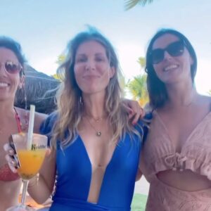 Marta Leite de Castro Instagram - Happy New Year 2024🥂

2023 que grande ano, muito simbólico para mim!
Foi um ano de muitas estreias!
Mudei de estaçao! Passei da Rtp internacional para a CNN Portugal!
Estreia do Pitch, magazine de marcas🤩 e da serie documental, Marcas com História😊 que me tem levado a mostrar lugares incriveis do nosso país!

Estreou o formato digital, Radar N360 no portal Sapo! O Pm  continuou com a missao de mostrar as nossas PME!

A Mia fez 18 anos e entrou em Bath University! Um orgulho vê-la a ir atrás dos seus sonhos!❤️

Fiz muitas apresentações e debates como tanto gosto e onde conheço sempre pessoas e projetos interessantes!🙏

Nasceu a minha primeira sobrinha! 😍

Viajei! E muitas dessas viagens com amigos e para rever amigos! Comecei o ano de 2023 com a boa energia da Baía e voltei agora à Baía com as minhas filhas para fechar o ano em familia!🥰

Agora que o ano começou, tudo ainda por fazer! 🌠