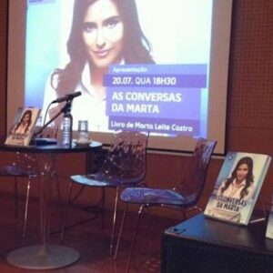 Marta Leite de Castro Instagram - 10 imagens de 22 anos em 📺

Aqui esta o meu exercício de no Dia Mundial da Televisão sintetizar - por ordem cronológica- 22 anos a apresentar e a conduzir entrevistas em televisão, no entretenimento os primeiros 15 e os seguintes nos negócios, a mudança que tanto quis fazer para me desafiar 🤩 que aventura! E tudo veio de um sonho que tive aos 12 anos 📺! Tantas equipas, tantos profissionais 🔝, tantos entrevistados incríveis, tantos kms, tantos diretos, tantas galas! Duas vezes grávida em programas em direto! Um programa que deu um livro! Ter sido atriz🤫😉Tantos números mas na verdade é tudo feito para as PESSOAS!🙌🏼❤️